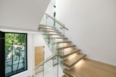 House in Miami, Florida 5 bedrooms, 361.02 sq.m. № 2031191 - photo 21