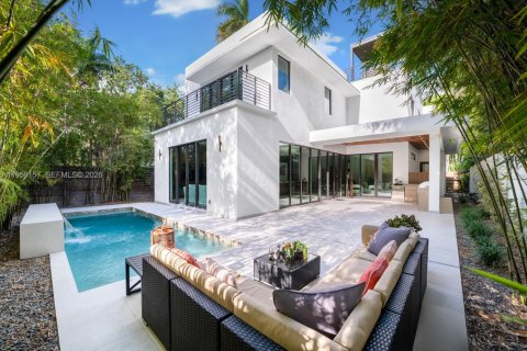 House in Miami, Florida 5 bedrooms, 361.02 sq.m. № 2031191 - photo 19