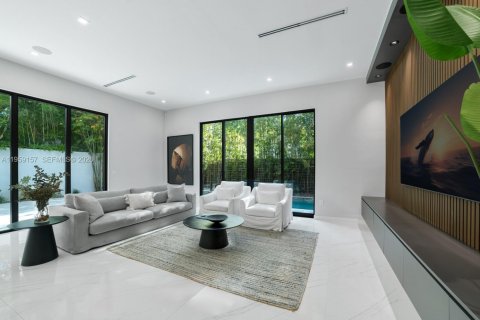 House in Miami, Florida 5 bedrooms, 361.02 sq.m. № 2031191 - photo 15