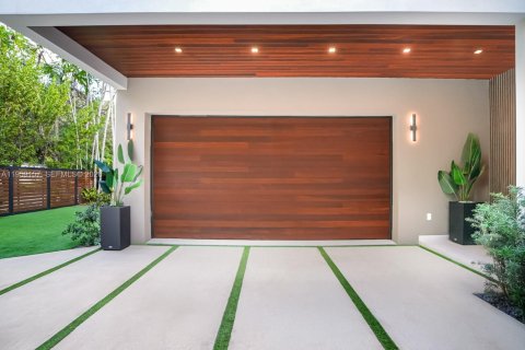 House in Miami, Florida 5 bedrooms, 361.02 sq.m. № 2031191 - photo 3