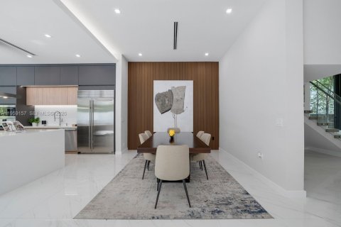 House in Miami, Florida 5 bedrooms, 361.02 sq.m. № 2031191 - photo 11