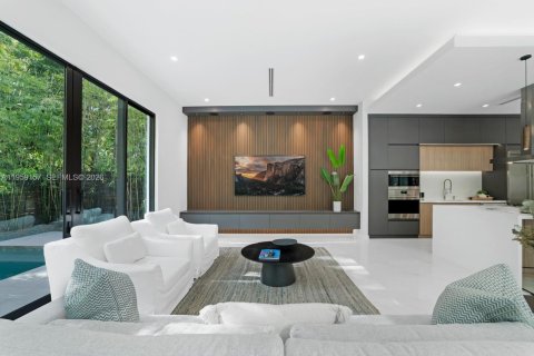 House in Miami, Florida 5 bedrooms, 361.02 sq.m. № 2031191 - photo 10