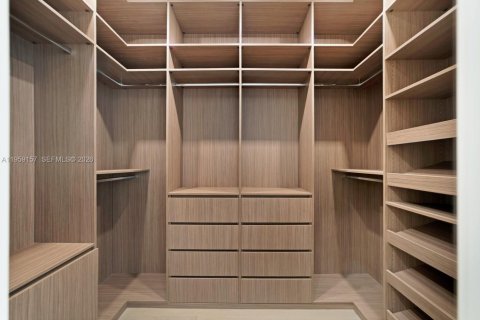 House in Miami, Florida 5 bedrooms, 361.02 sq.m. № 2031191 - photo 28