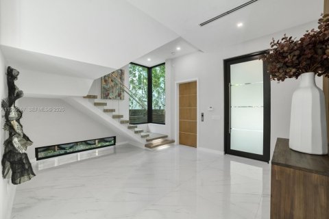 House in Miami, Florida 5 bedrooms, 361.02 sq.m. № 2031191 - photo 4