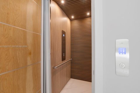 House in Miami, Florida 5 bedrooms, 361.02 sq.m. № 2031191 - photo 9