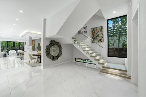 House in Miami, Florida 5 bedrooms, 361.02 sq.m. № 2031191 - photo 5