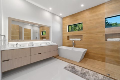 House in Miami, Florida 5 bedrooms, 361.02 sq.m. № 2031191 - photo 25