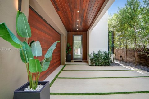 House in Miami, Florida 5 bedrooms, 361.02 sq.m. № 2031191 - photo 2