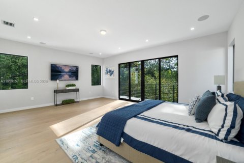 House in Miami, Florida 5 bedrooms, 361.02 sq.m. № 2031191 - photo 24