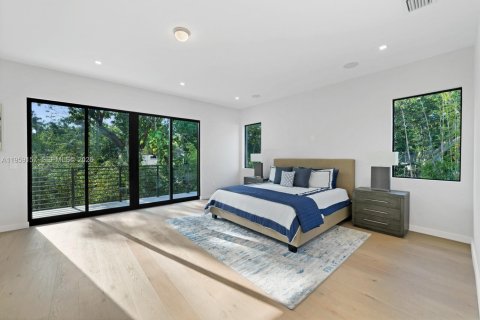 House in Miami, Florida 5 bedrooms, 361.02 sq.m. № 2031191 - photo 22