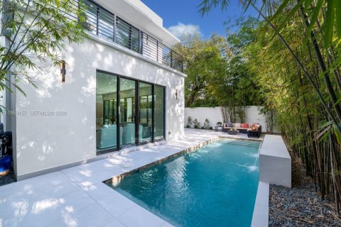 House in Miami, Florida 5 bedrooms, 361.02 sq.m. № 2031191 - photo 20