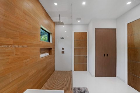 House in Miami, Florida 5 bedrooms, 361.02 sq.m. № 2031191 - photo 27