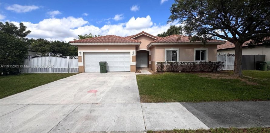 House in Homestead, Florida 3 bedrooms, 180.69 sq.m. № 1971844