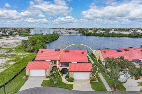 Villa ou maison à vendre à Punta Gorda, Floride: 3 chambres, 239.87 m2 № 1908605 - photo 3