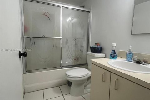 Condo in Miami, Florida, 2 bedrooms  № 1790246 - photo 9