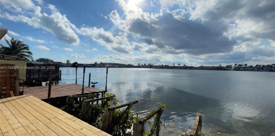 Condo à Hialeah, Floride, 3 chambres  № 1961457