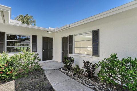 Villa ou maison à vendre à Sarasota, Floride: 2 chambres, 127.18 m2 № 2389328 - photo 2