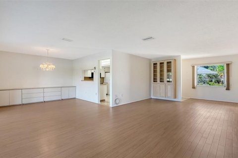 Villa ou maison à vendre à Sarasota, Floride: 2 chambres, 127.18 m2 № 2389328 - photo 5