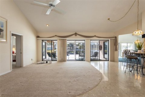 House in Palm Coast, Florida 4 bedrooms, 243.96 sq.m. № 1884152 - photo 4
