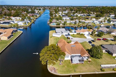 House in Palm Coast, Florida 4 bedrooms, 243.96 sq.m. № 1884152 - photo 2