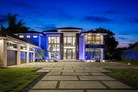 House in Miami, Florida 8 bedrooms, 624.02 sq.m. № 2152709
