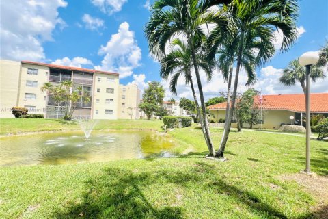 Condominio en venta en North Lauderdale, Florida, 1 dormitorio, 77.11 m2 № 1979384 - foto 17