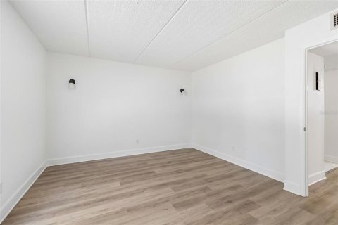 Condo in Saint Petersburg, Florida, 1 bedroom  № 2123198 - photo 18