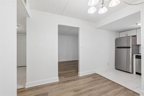 Condo in Saint Petersburg, Florida, 1 bedroom  № 2123198 - photo 12