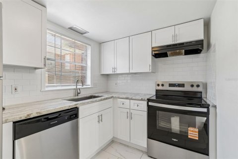 Condo in Saint Petersburg, Florida, 1 bedroom  № 2123198 - photo 10