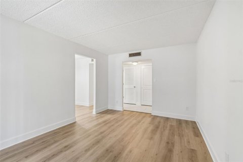 Condo in Saint Petersburg, Florida, 1 bedroom  № 2123198 - photo 20