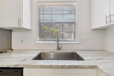 Condo in Saint Petersburg, Florida, 1 bedroom  № 2123198 - photo 9