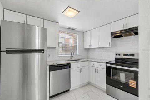 Condo in Saint Petersburg, Florida, 1 bedroom  № 2123198 - photo 8