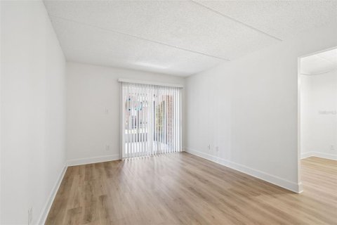 Condo in Saint Petersburg, Florida, 1 bedroom  № 2123198 - photo 22