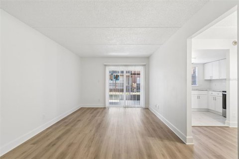 Condo in Saint Petersburg, Florida, 1 bedroom  № 2123198 - photo 5