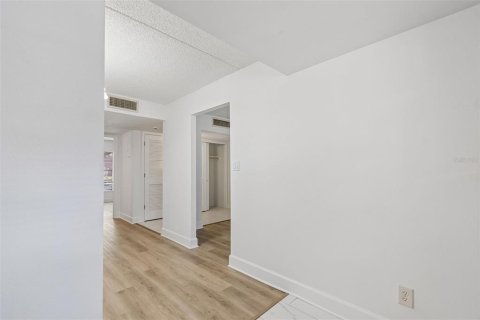 Condo in Saint Petersburg, Florida, 1 bedroom  № 2123198 - photo 6