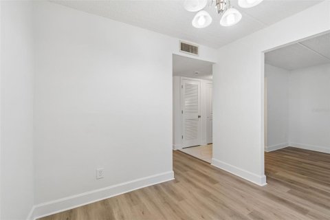 Condo in Saint Petersburg, Florida, 1 bedroom  № 2123198 - photo 23
