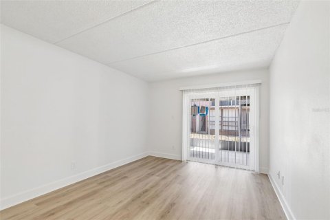 Condo in Saint Petersburg, Florida, 1 bedroom  № 2123198 - photo 25
