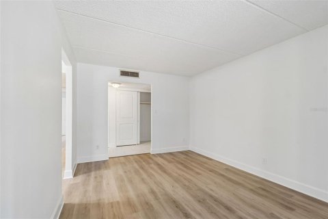 Condo in Saint Petersburg, Florida, 1 bedroom  № 2123198 - photo 19
