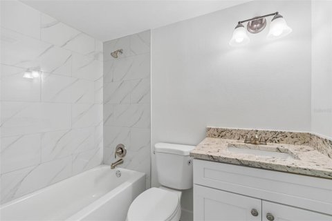 Condo in Saint Petersburg, Florida, 1 bedroom  № 2123198 - photo 16