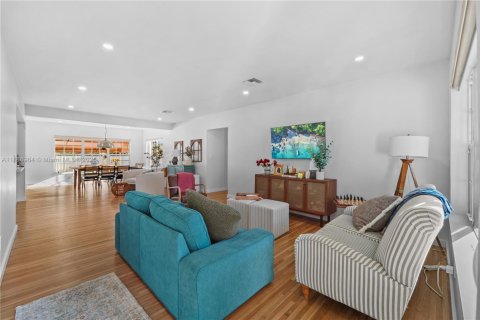 Снять в аренду виллу или дом в Уэст -Майами, Флорида 3 спальни, 155.7м2, № 1941084 - фото 10