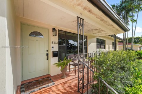 Снять в аренду виллу или дом в Уэст -Майами, Флорида 3 спальни, 155.7м2, № 1941084 - фото 6