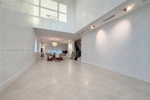 Villa ou maison à vendre à Doral, Floride: 5 chambres, 305.83 m2 № 2047225 - photo 21