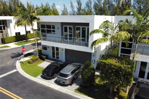 Villa ou maison à vendre à Doral, Floride: 5 chambres, 305.83 m2 № 2047225 - photo 3