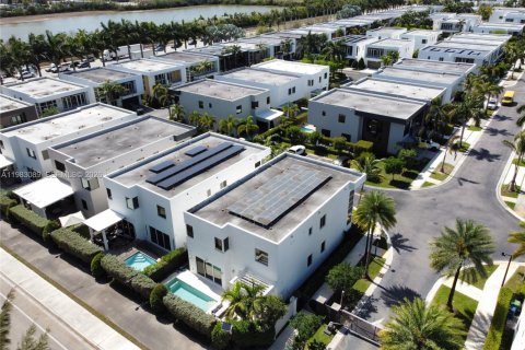 Villa ou maison à vendre à Doral, Floride: 5 chambres, 305.83 m2 № 2047225 - photo 9