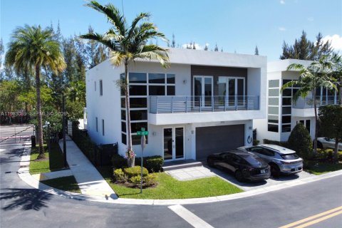 Villa ou maison à Doral, Floride 5 chambres, 305.83 m2 № 2047225