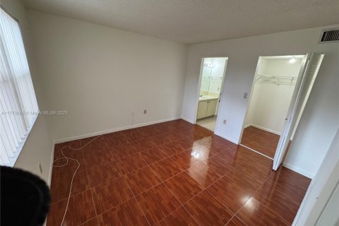 Condominio en venta en Hialeah, Florida, 2 dormitorios, 90.67 m2 № 1699938 - foto 10