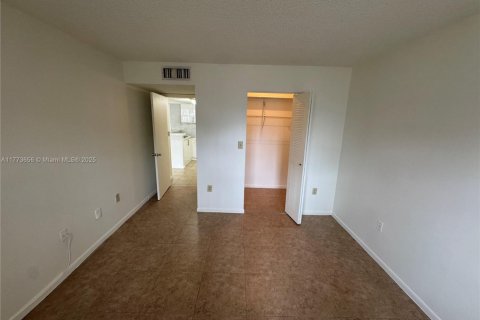 Condominio en venta en Hialeah, Florida, 2 dormitorios, 90.67 m2 № 1699938 - foto 9