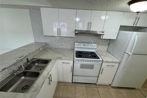 Condominio en venta en Hialeah, Florida, 2 dormitorios, 90.67 m2 № 1699938 - foto 4