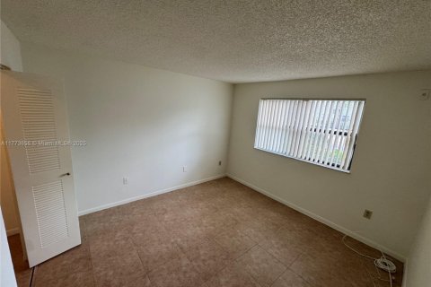 Condominio en venta en Hialeah, Florida, 2 dormitorios, 90.67 m2 № 1699938 - foto 8