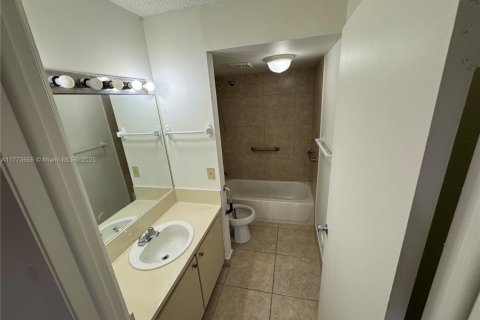 Condominio en venta en Hialeah, Florida, 2 dormitorios, 90.67 m2 № 1699938 - foto 12